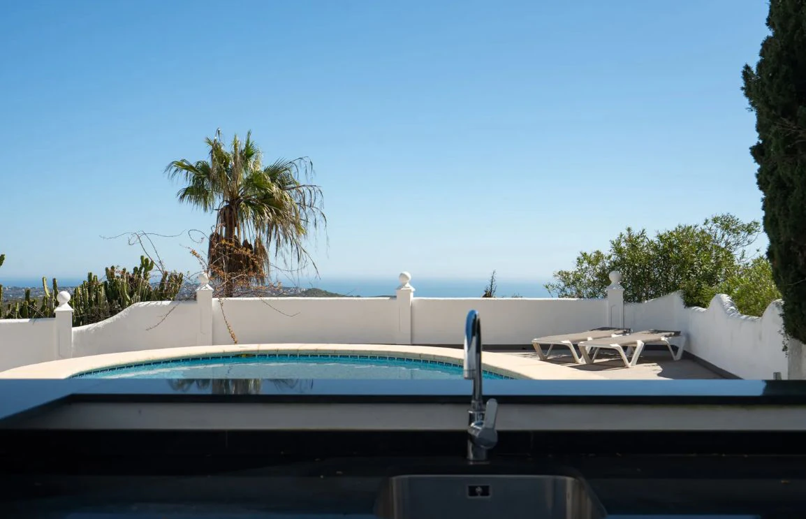 Villa tradicional con vistas panorámicas al mar y piscina climatizada en Cumbre del Sol, Benitachell