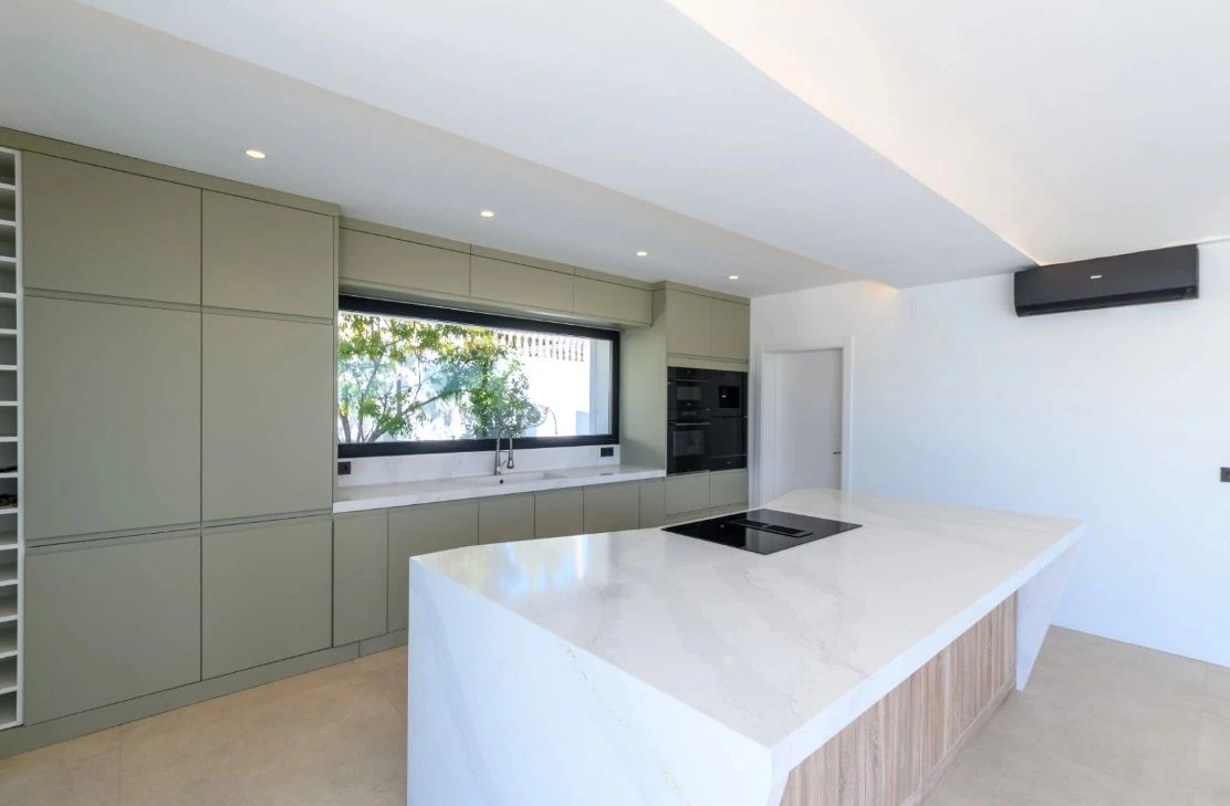 Villa de obra nueva con vistas al mar y piscina con jacuzzi en Moraira