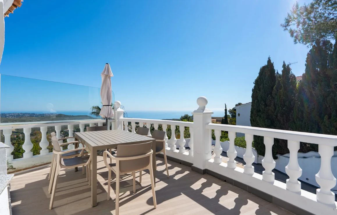Villa tradicional con vistas panorámicas al mar y piscina climatizada en Cumbre del Sol, Benitachell