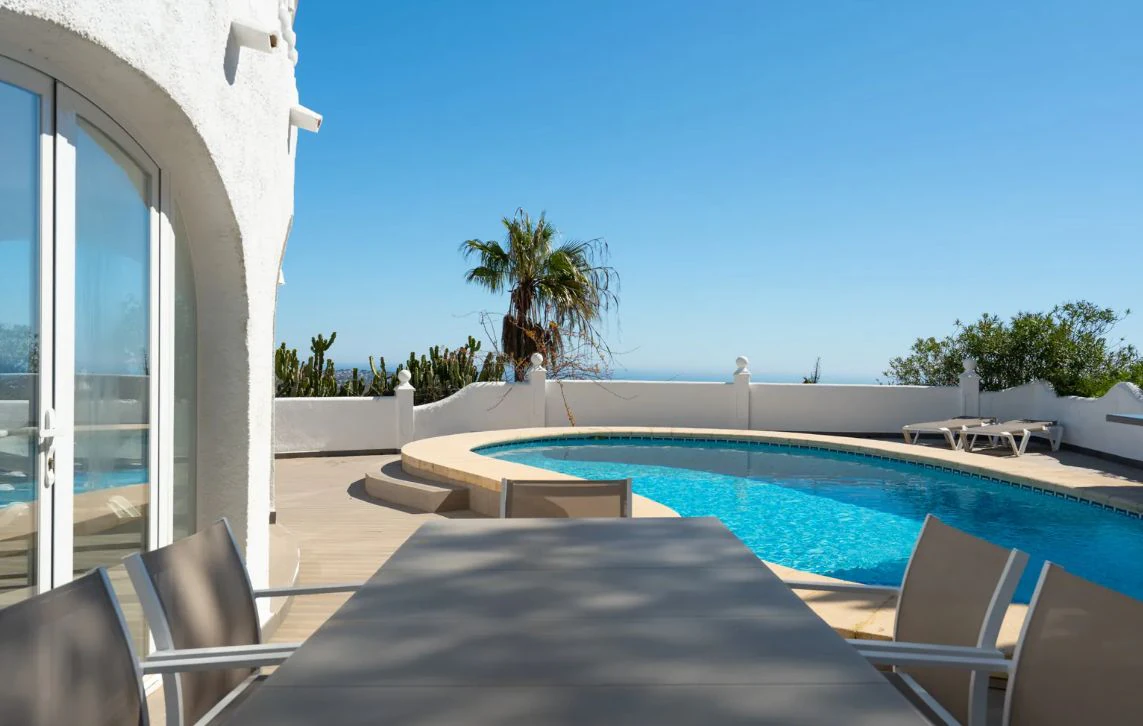 Villa tradicional con vistas panorámicas al mar y piscina climatizada en Cumbre del Sol, Benitachell