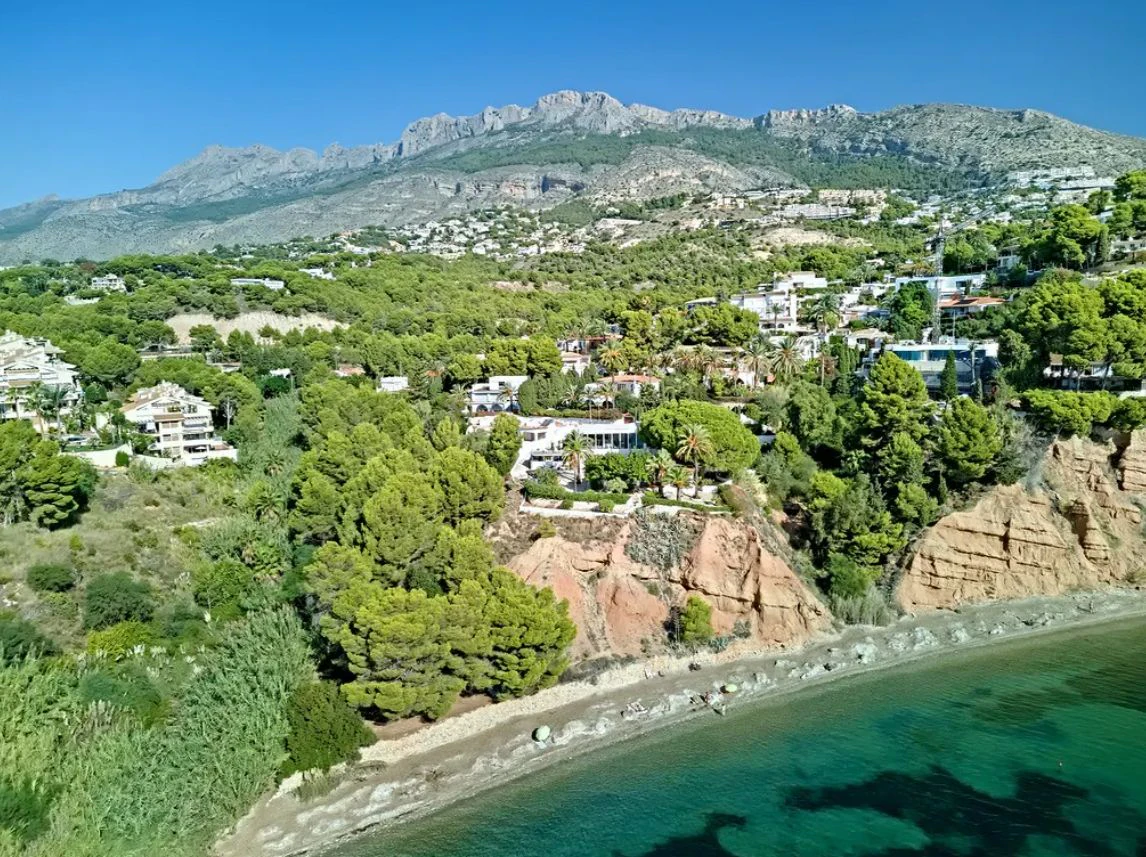Villa moderna en primera línea de mar en Altea con acceso directo a la playa