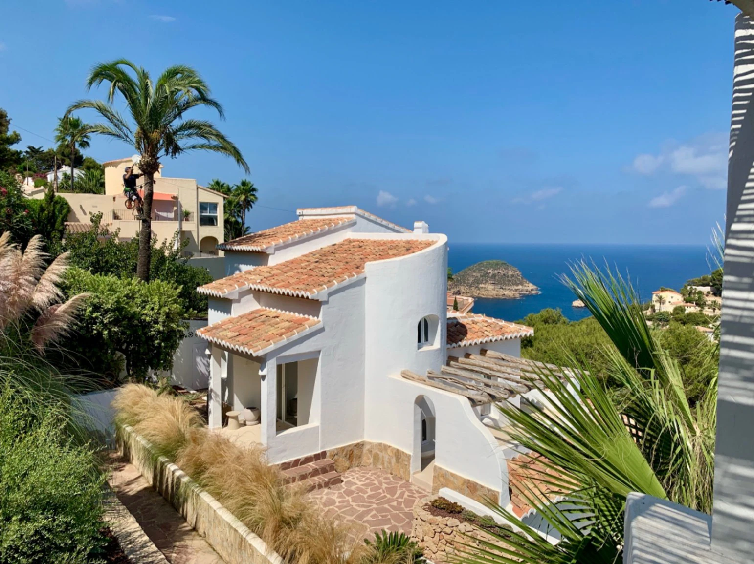 Elegancia ibicenca con villa de vistas panorámicas al mar en Javea