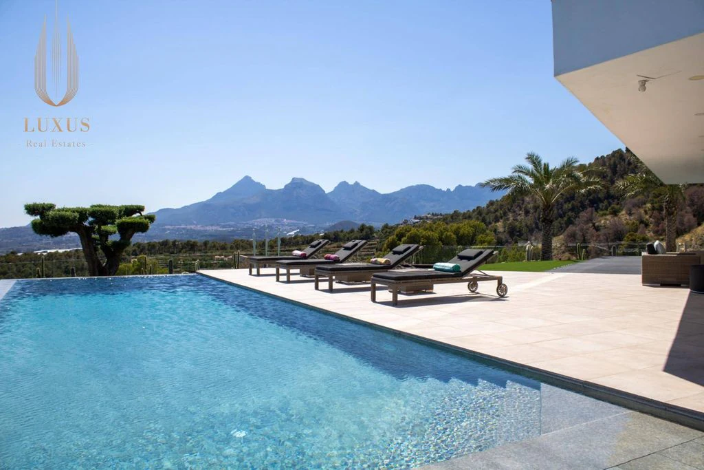 Exclusiva villa de lujo en Sierra Altea con vistas panorámicas al mar y piscina infinita