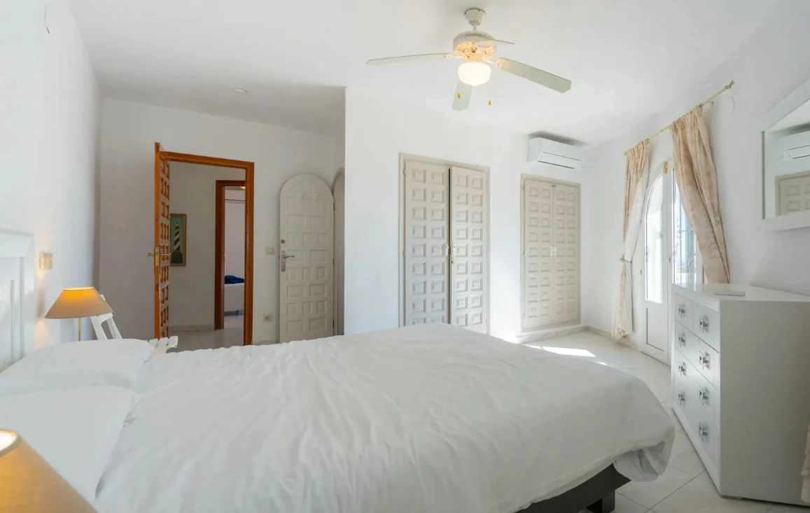 Villa tradicional con vistas panorámicas al mar y piscina climatizada en Cumbre del Sol, Benitachell