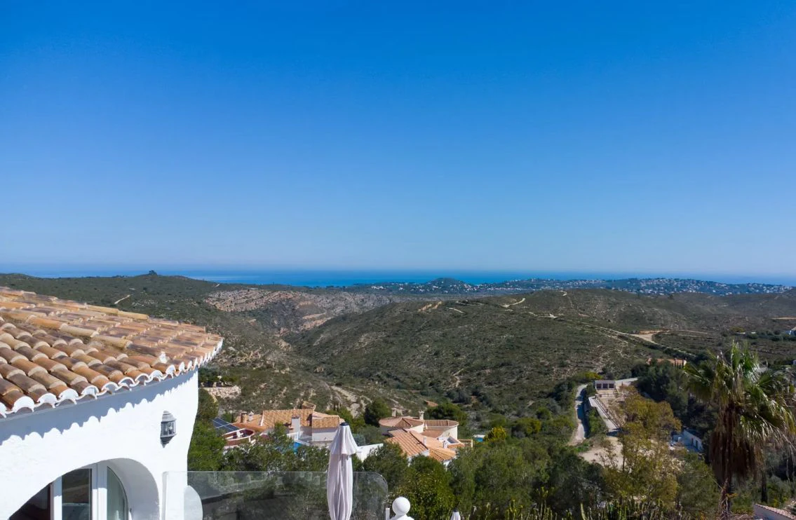 Villa tradicional con vistas panorámicas al mar y piscina climatizada en Cumbre del Sol, Benitachell