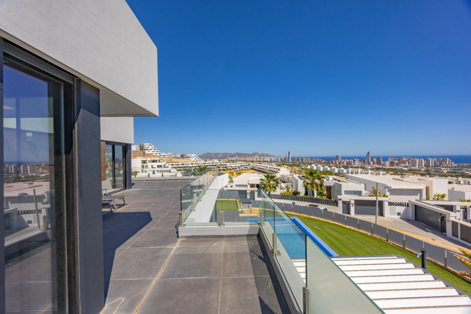 Villa de lujo con vistas panorámicas al skyline de Benidorm
