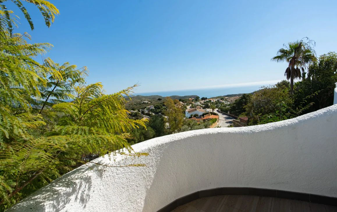 Villa tradicional con vistas panorámicas al mar y piscina climatizada en Cumbre del Sol, Benitachell