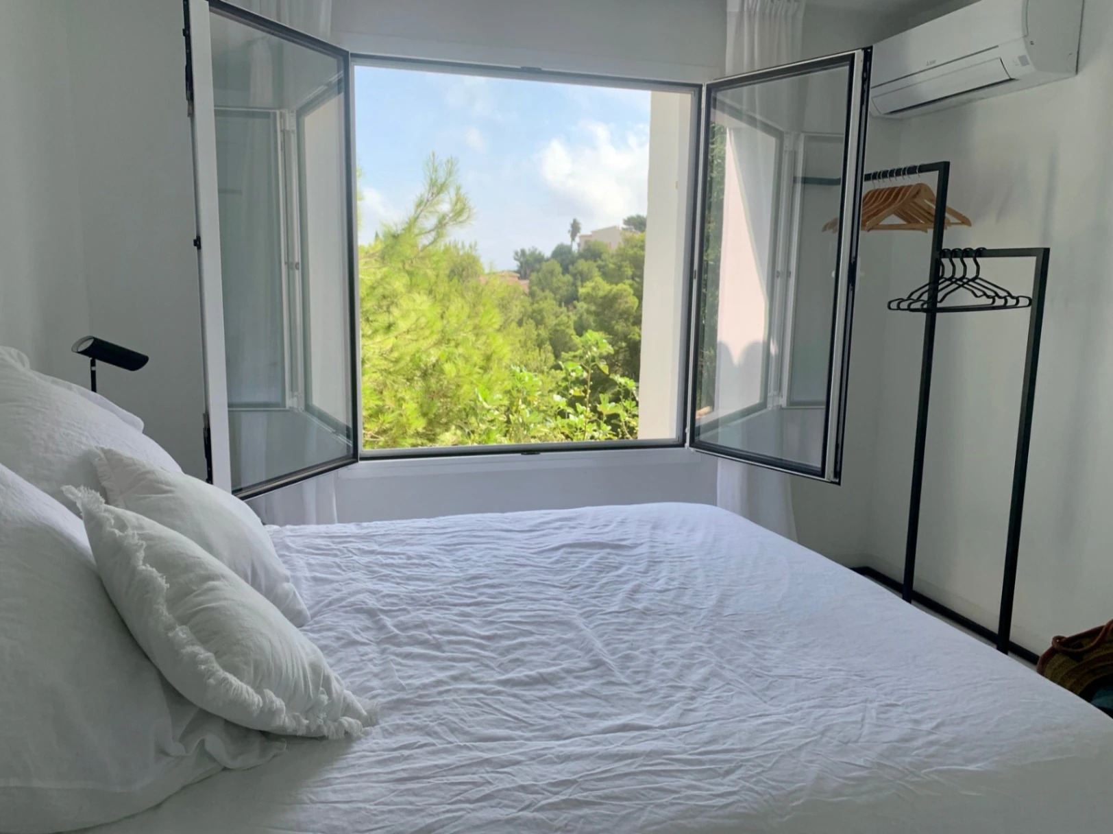 Elegancia ibicenca con villa de vistas panorámicas al mar en Javea