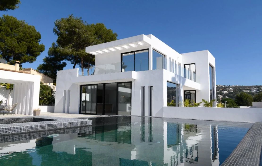 Villa de obra nueva con vistas al mar y piscina con jacuzzi en Moraira