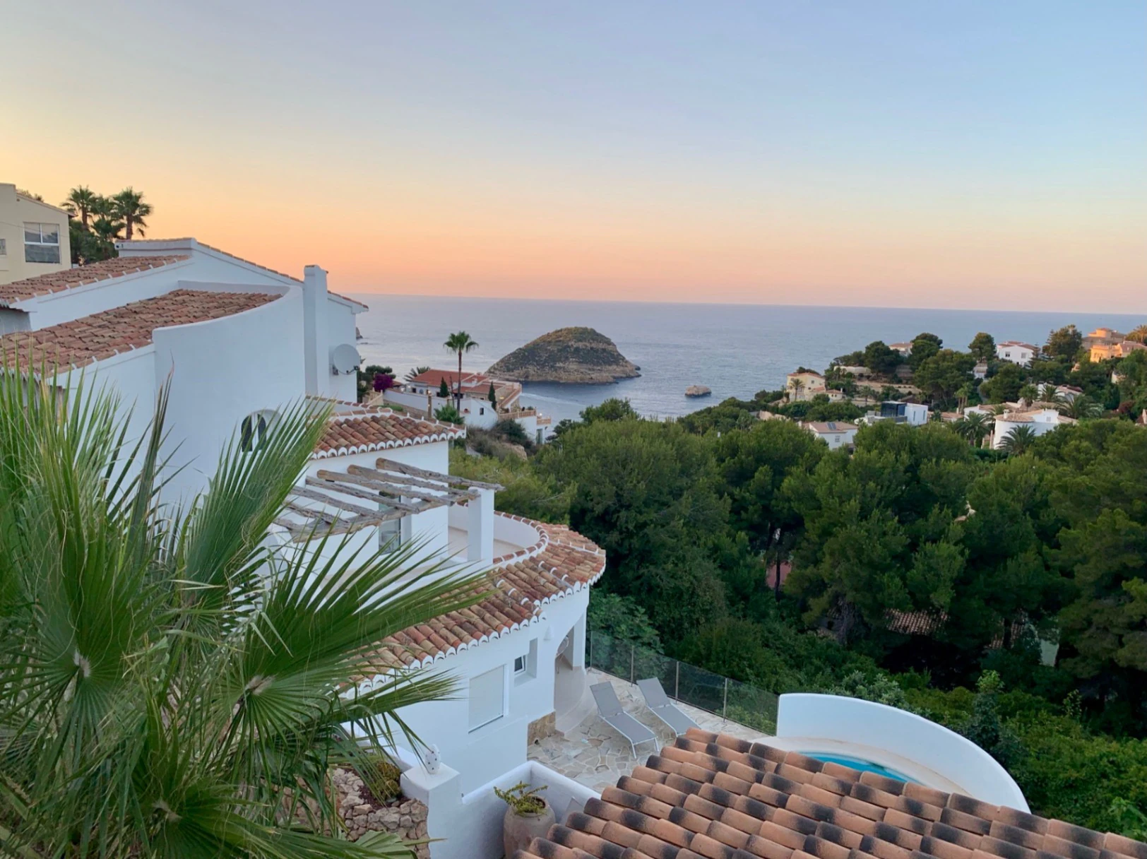 Elegancia ibicenca con villa de vistas panorámicas al mar en Javea