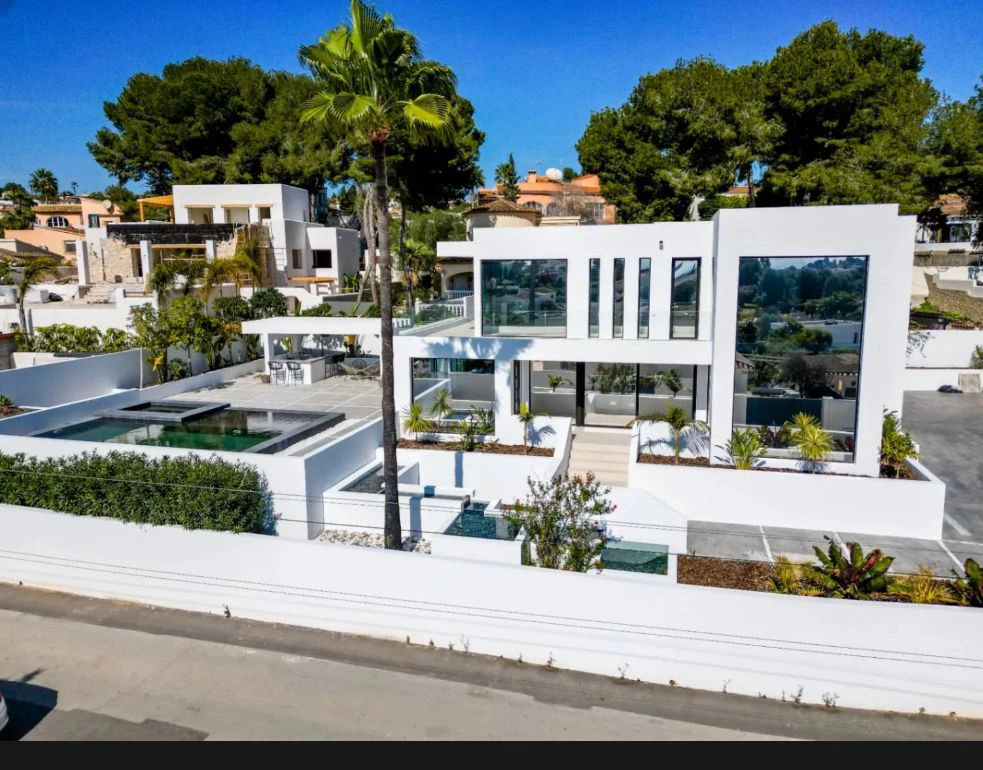 Villa de obra nueva con vistas al mar y piscina con jacuzzi en Moraira