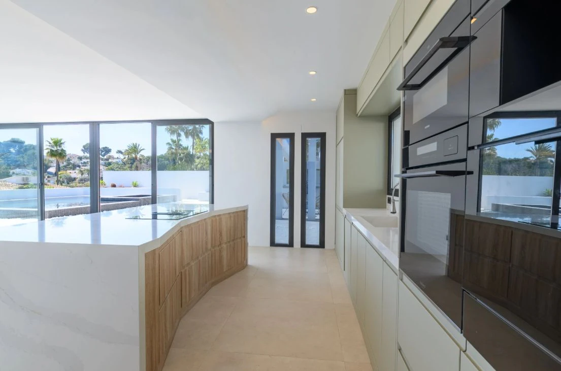 Villa de obra nueva con vistas al mar y piscina con jacuzzi en Moraira