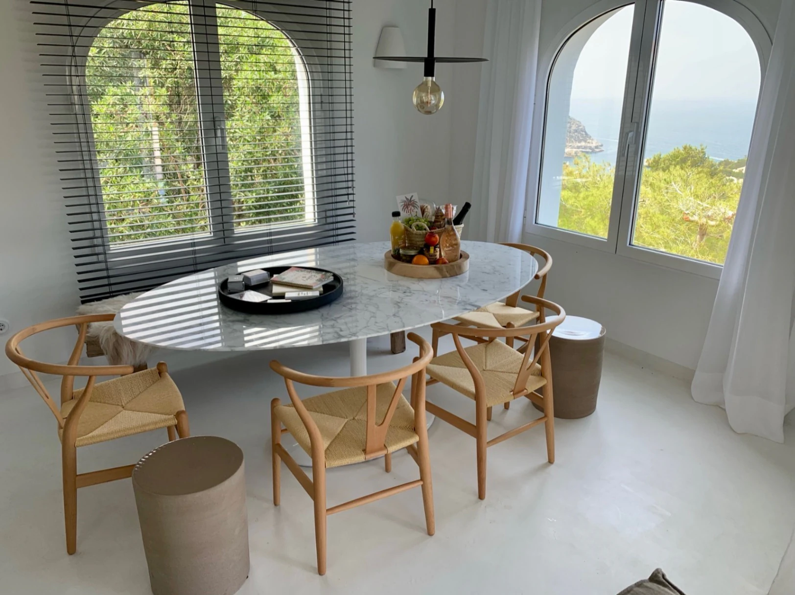 Elegancia ibicenca con villa de vistas panorámicas al mar en Javea