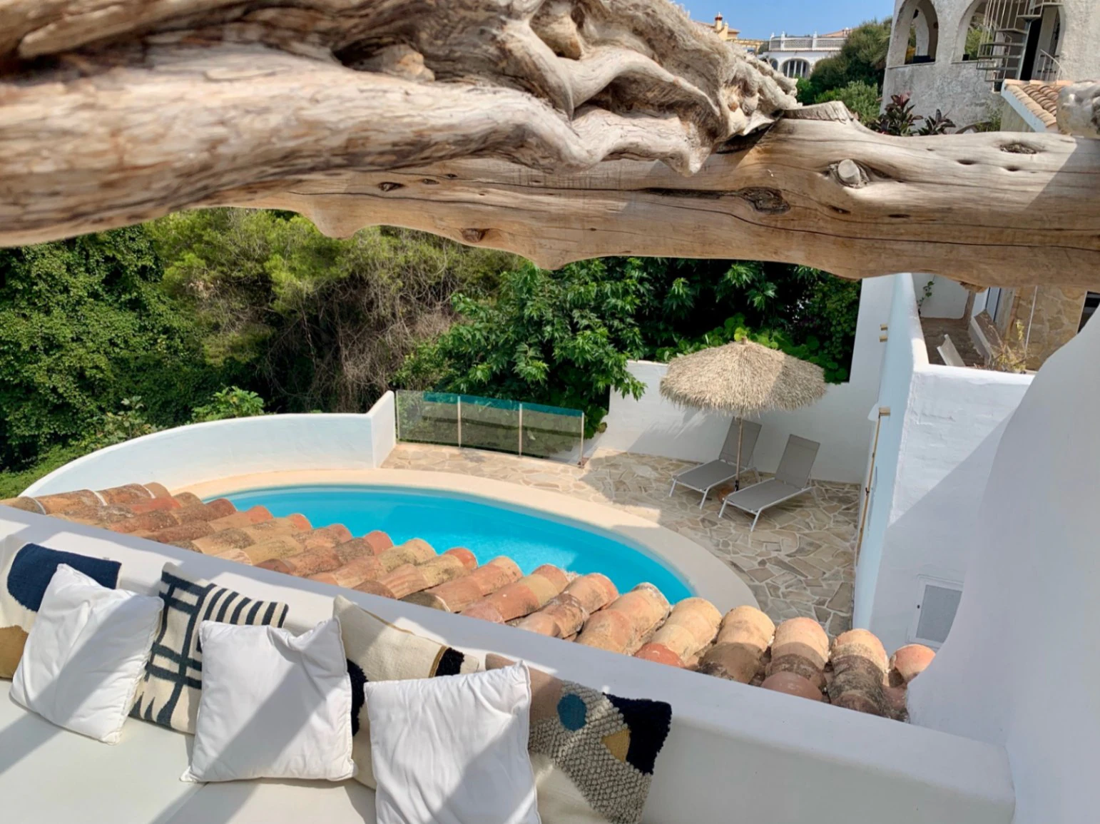 Elegancia ibicenca con villa de vistas panorámicas al mar en Javea
