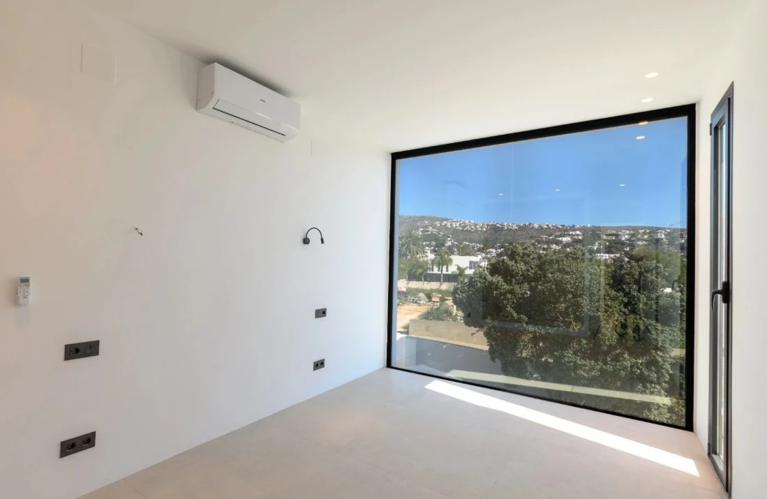 Villa de obra nueva con vistas al mar y piscina con jacuzzi en Moraira