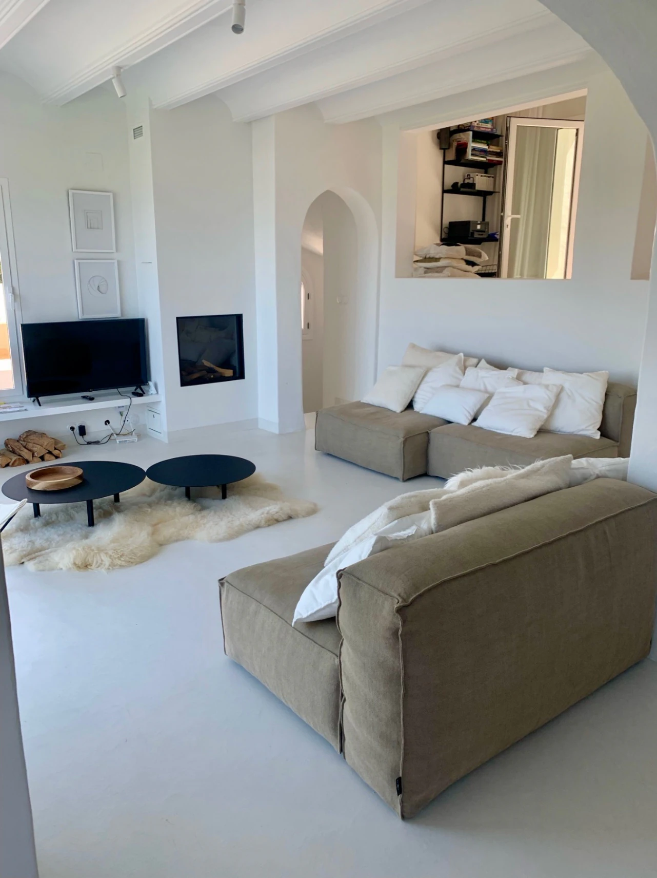 Elegancia ibicenca con villa de vistas panorámicas al mar en Javea