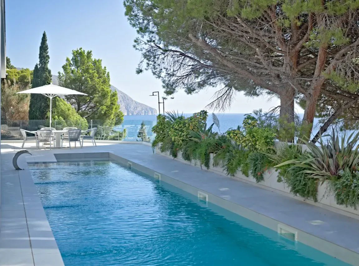 Villa moderna en primera línea de mar en Altea con acceso directo a la playa