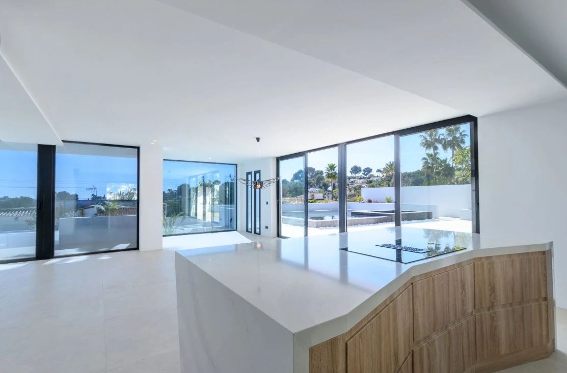 Villa de obra nueva con vistas al mar y piscina con jacuzzi en Moraira