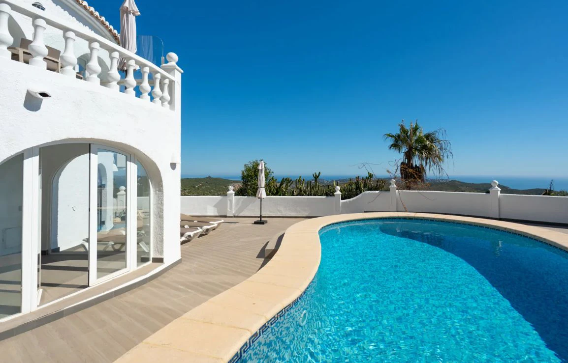 Villa tradicional con vistas panorámicas al mar y piscina climatizada en Cumbre del Sol, Benitachell