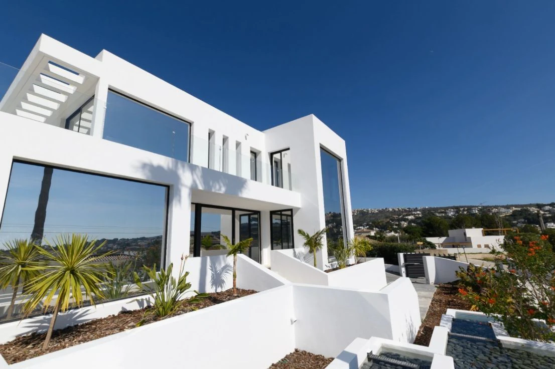 Villa de obra nueva con vistas al mar y piscina con jacuzzi en Moraira