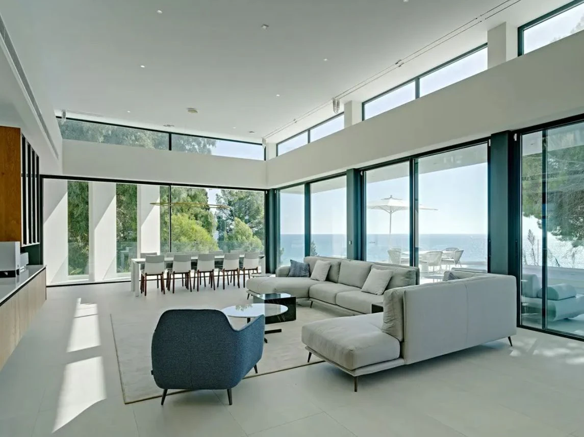 Villa moderna en primera línea de mar en Altea con acceso directo a la playa