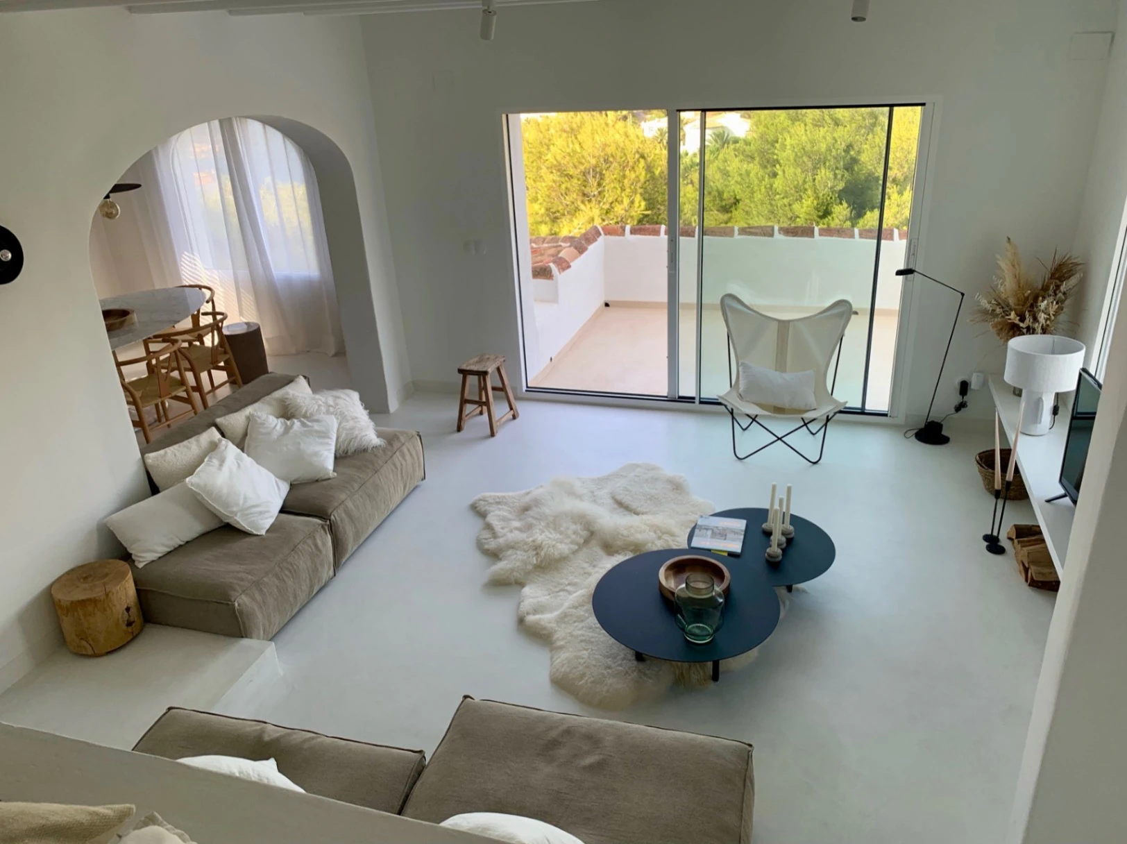 Elegancia ibicenca con villa de vistas panorámicas al mar en Javea