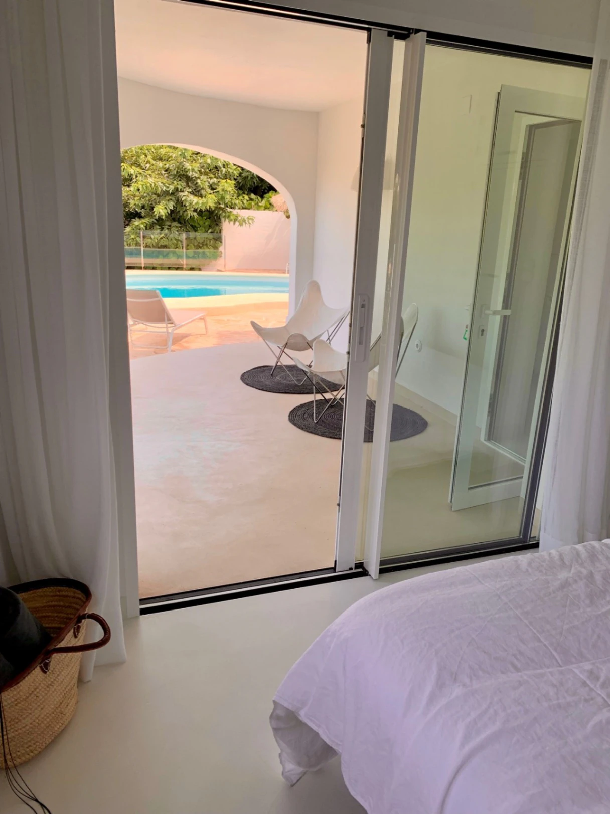 Elegancia ibicenca con villa de vistas panorámicas al mar en Javea