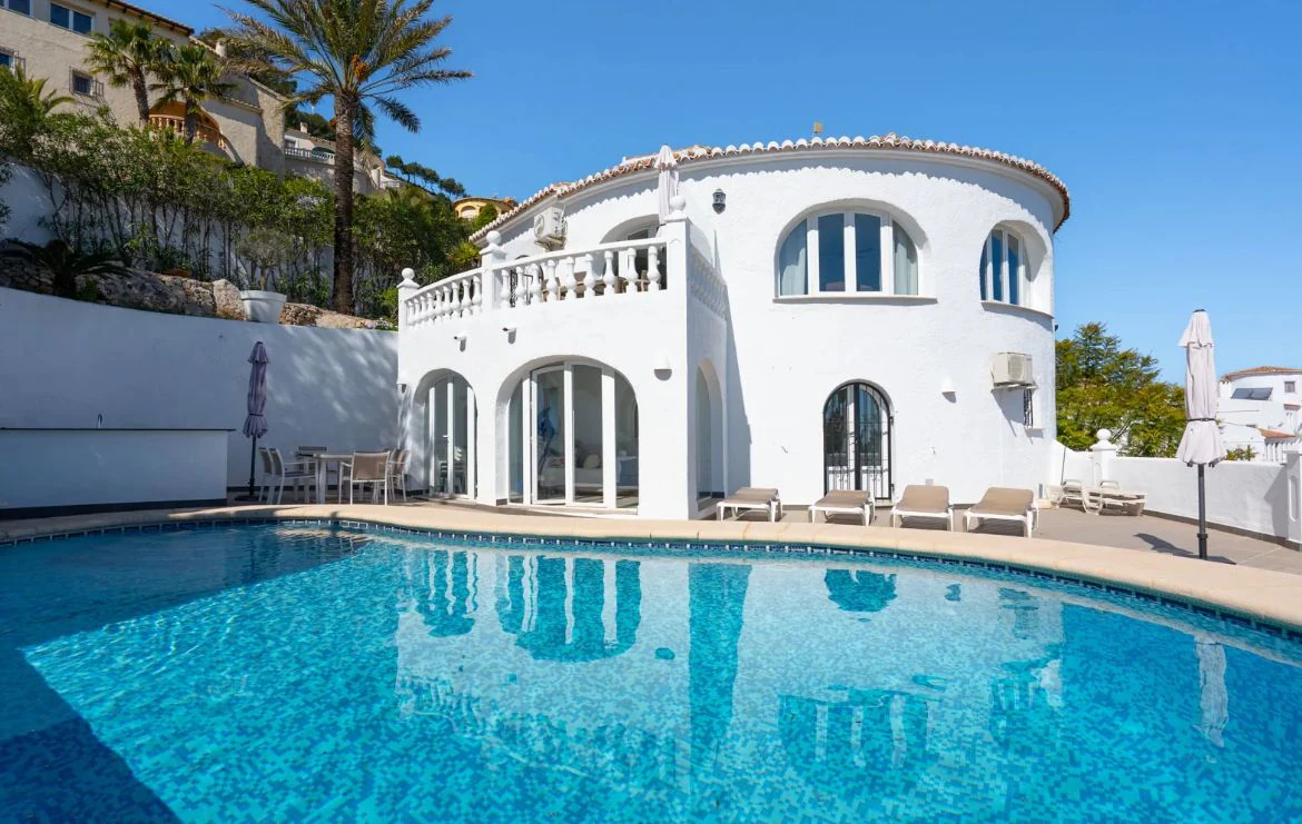 Villa tradicional con vistas panorámicas al mar y piscina climatizada en Cumbre del Sol, Benitachell
