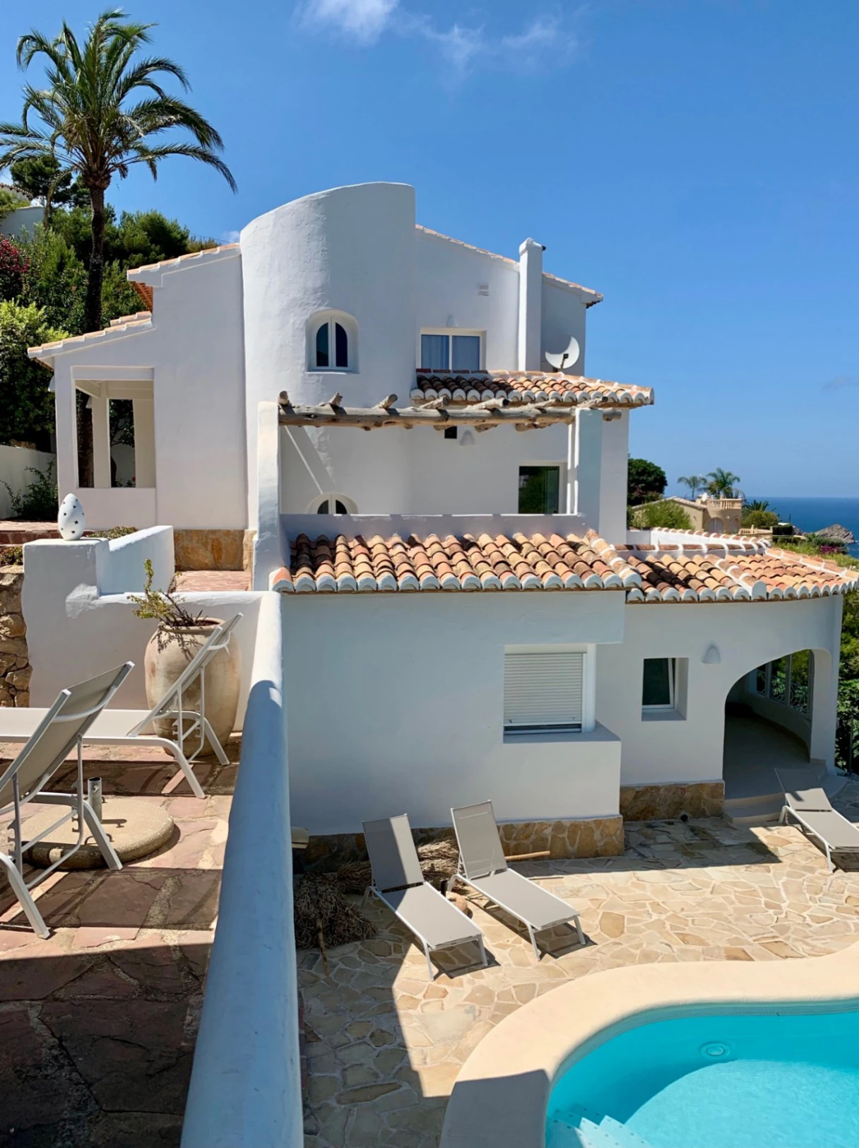 Elegancia ibicenca con villa de vistas panorámicas al mar en Javea