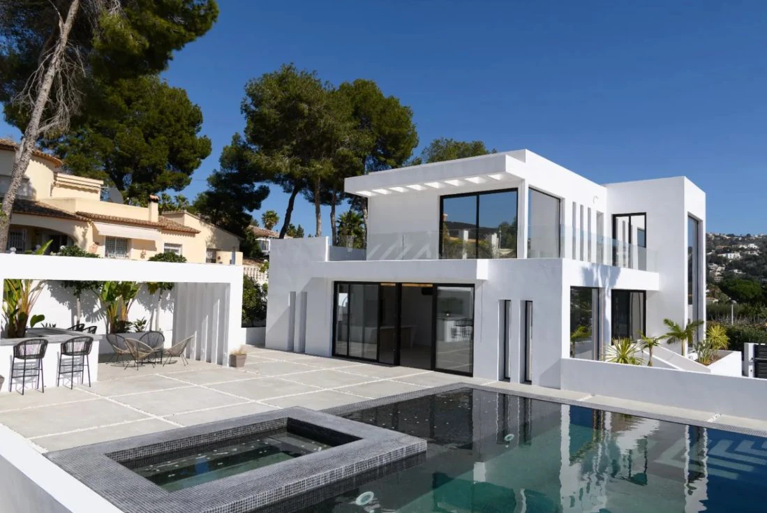 Villa de obra nueva con vistas al mar y piscina con jacuzzi en Moraira