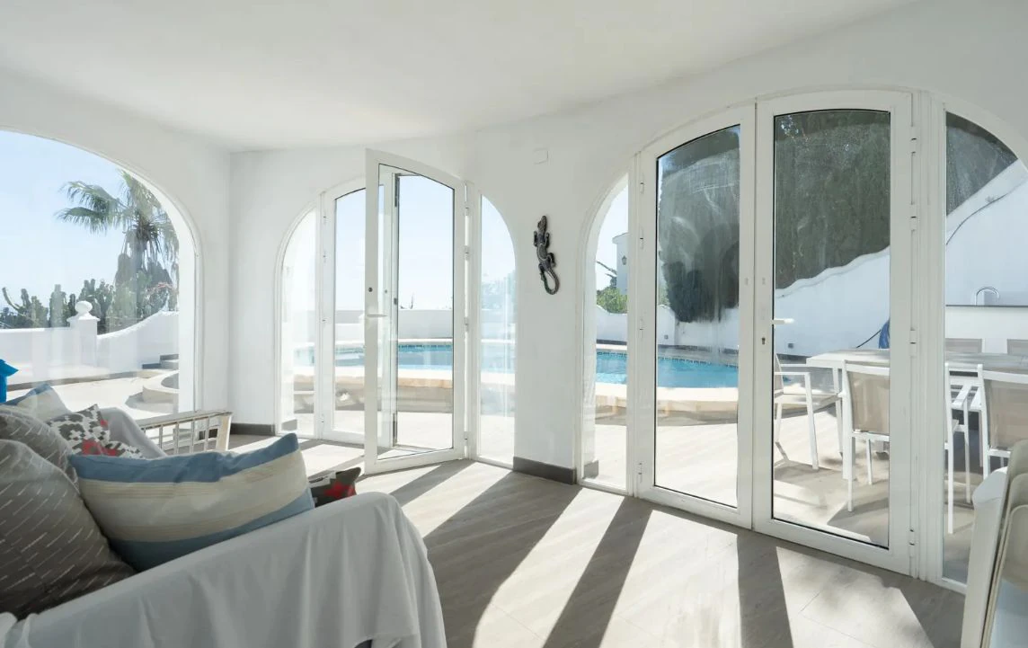 Villa tradicional con vistas panorámicas al mar y piscina climatizada en Cumbre del Sol, Benitachell