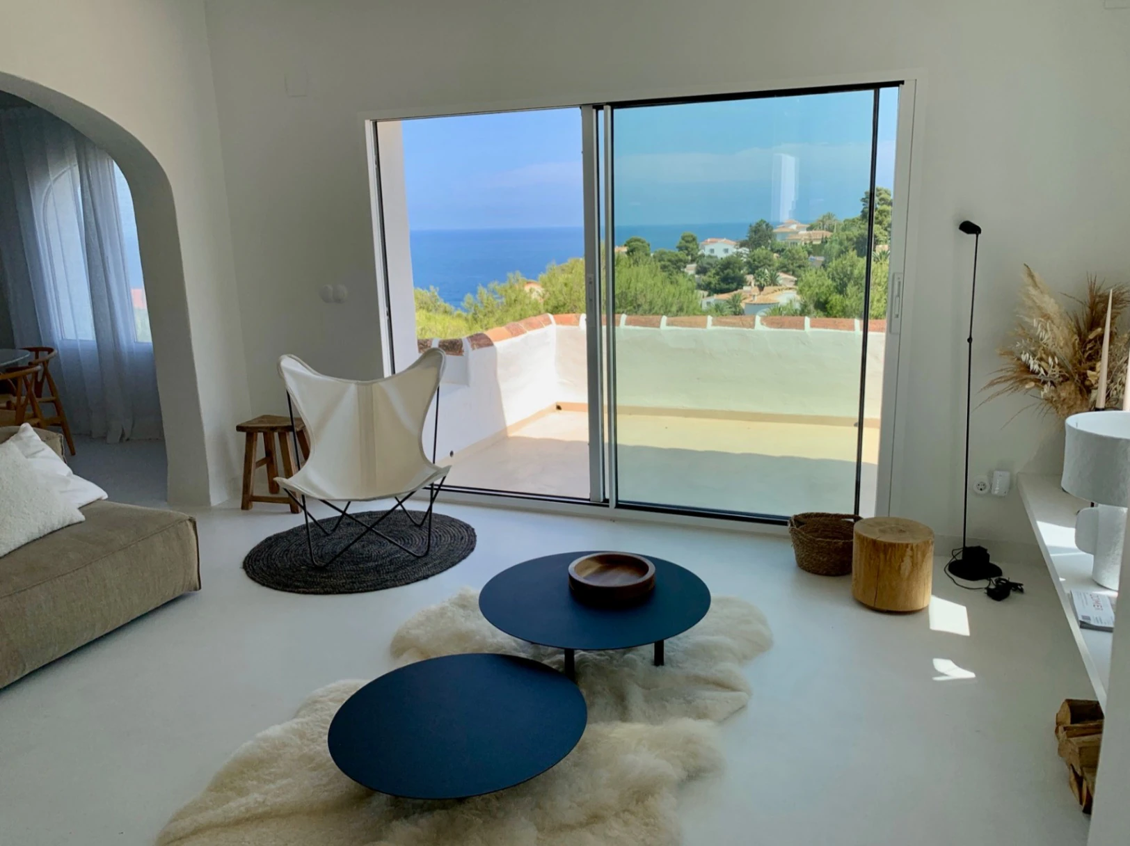 Elegancia ibicenca con villa de vistas panorámicas al mar en Javea