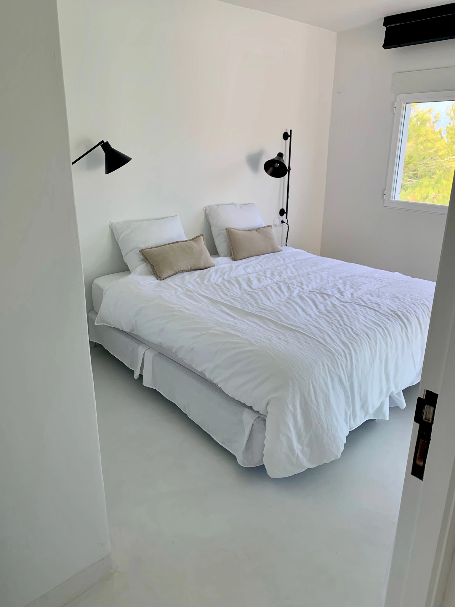 Elegancia ibicenca con villa de vistas panorámicas al mar en Javea