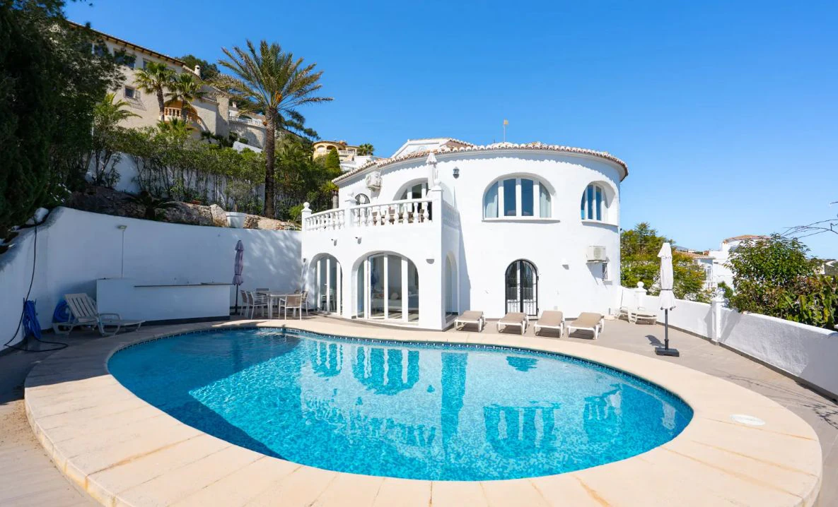 Villa tradicional con vistas panorámicas al mar y piscina climatizada en Cumbre del Sol, Benitachell