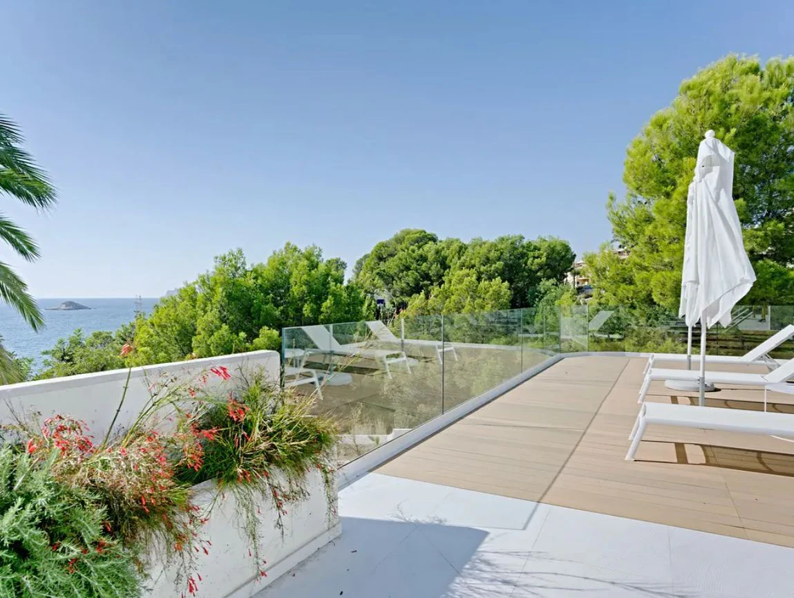 Villa moderna en primera línea de mar en Altea con acceso directo a la playa