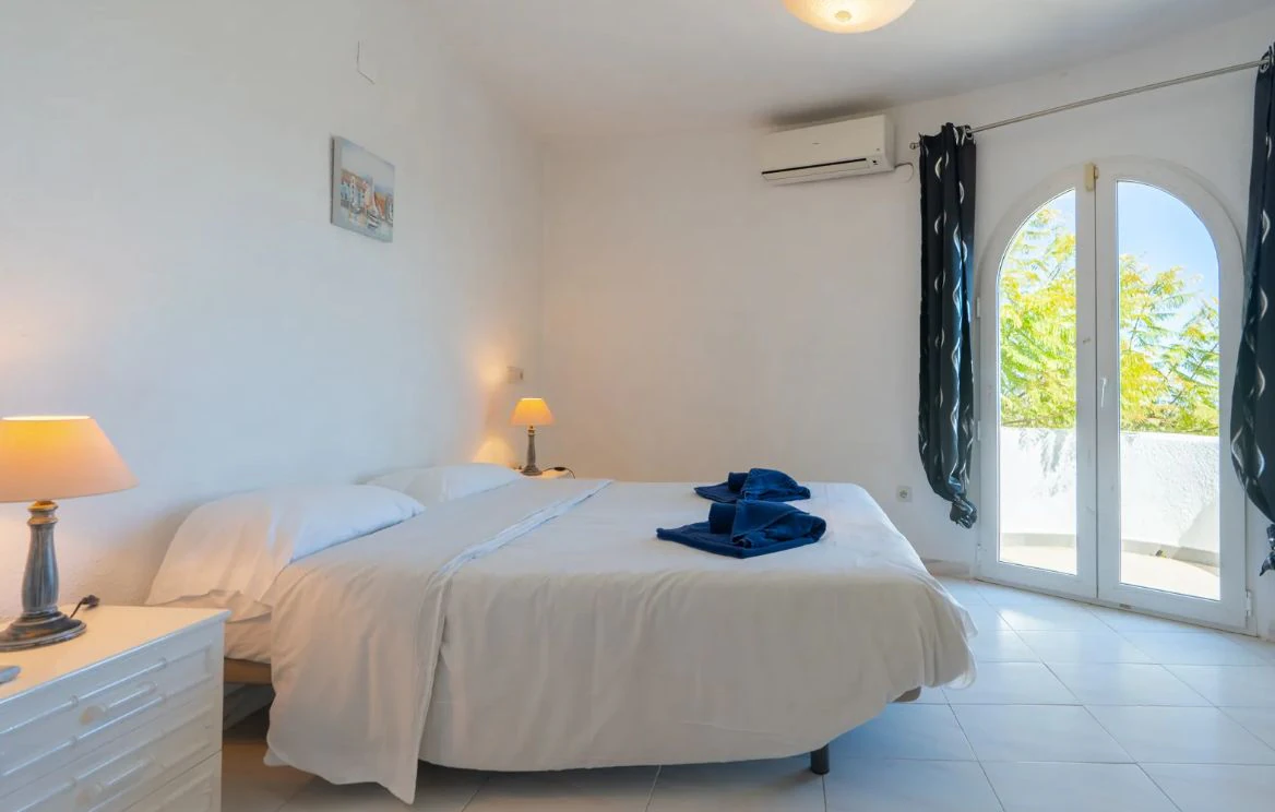 Villa tradicional con vistas panorámicas al mar y piscina climatizada en Cumbre del Sol, Benitachell
