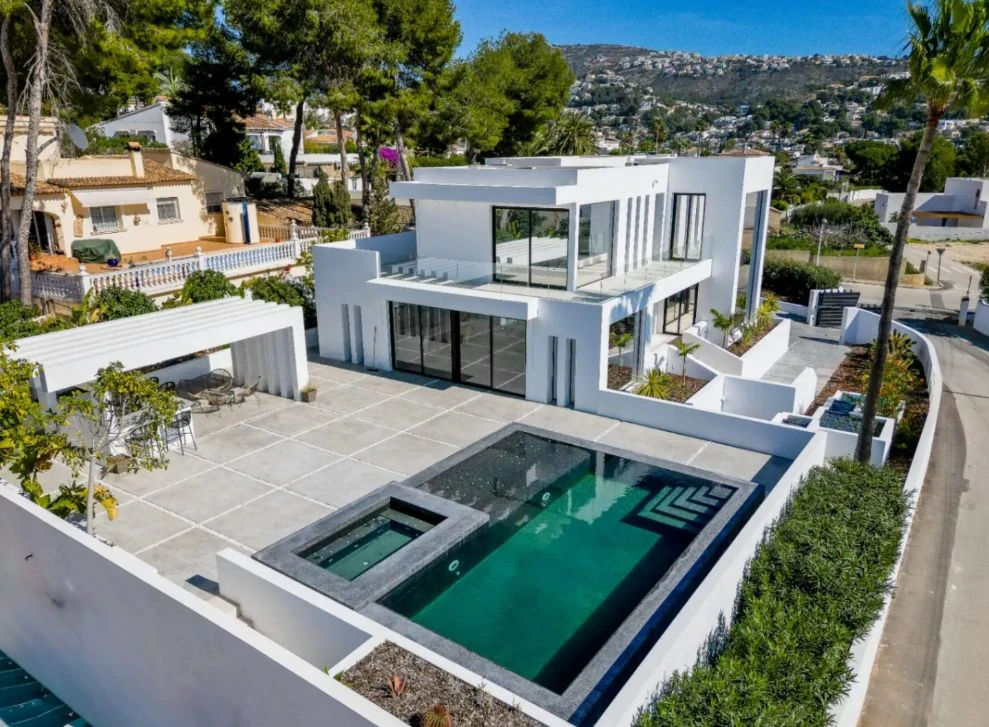 Villa de obra nueva con vistas al mar y piscina con jacuzzi en Moraira