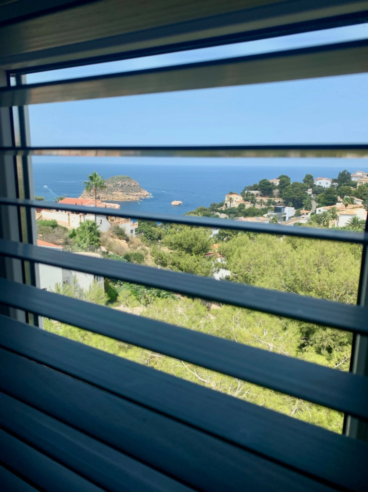 Elegancia ibicenca con villa de vistas panorámicas al mar en Javea