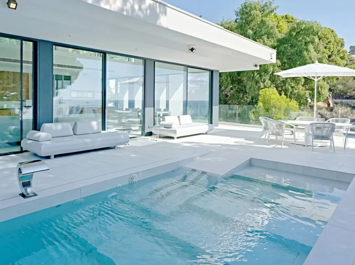 Villa moderna en primera línea de mar en Altea con acceso directo a la playa