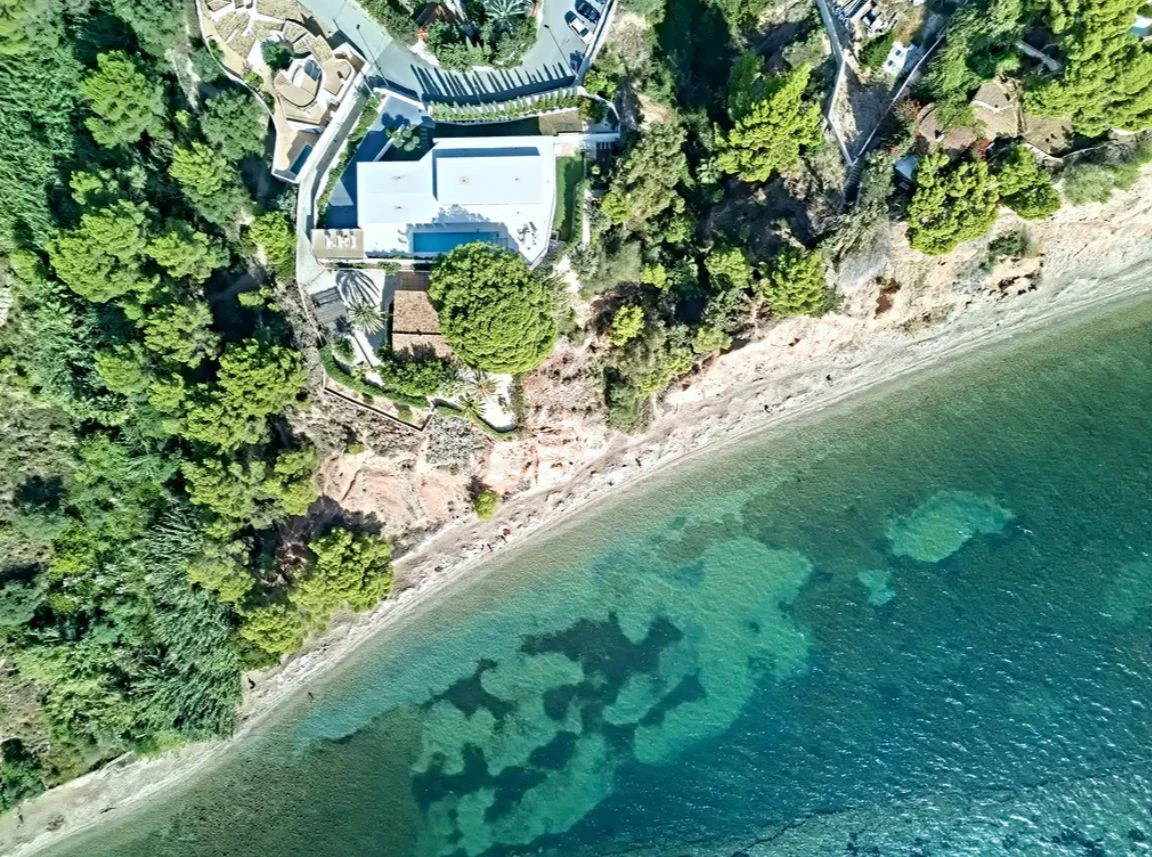Villa moderna en primera línea de mar en Altea con acceso directo a la playa