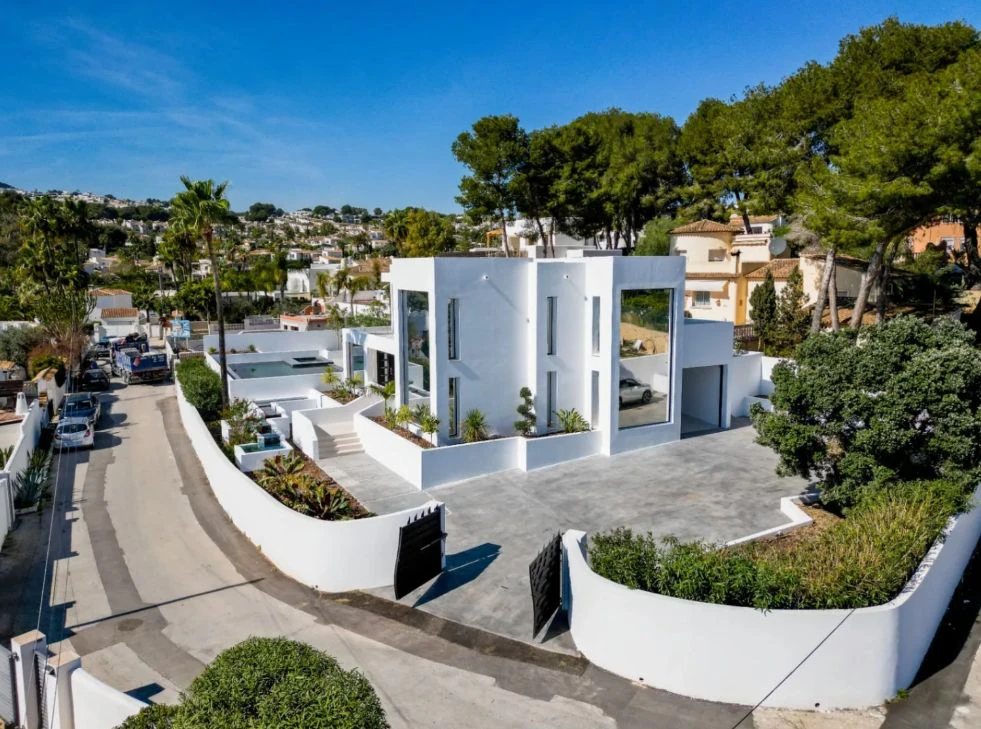 Villa de obra nueva con vistas al mar y piscina con jacuzzi en Moraira