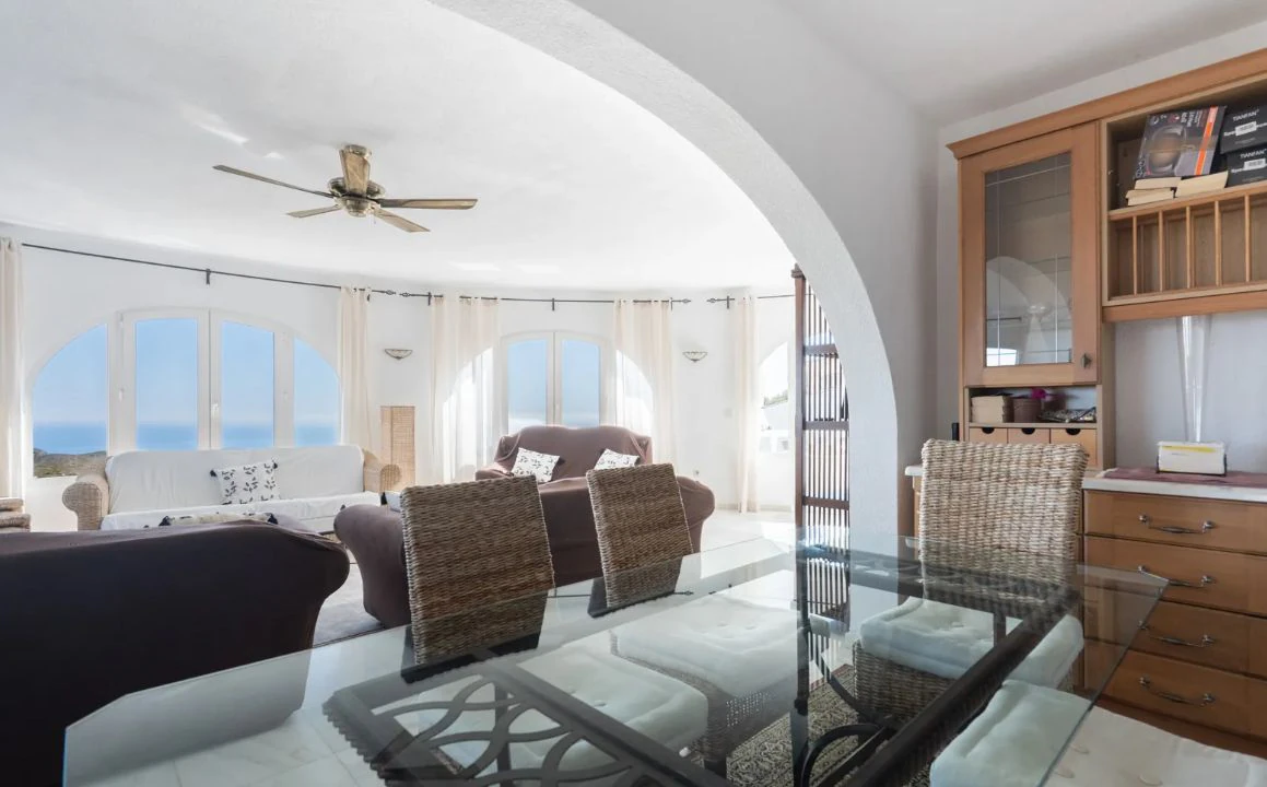 Villa tradicional con vistas panorámicas al mar y piscina climatizada en Cumbre del Sol, Benitachell