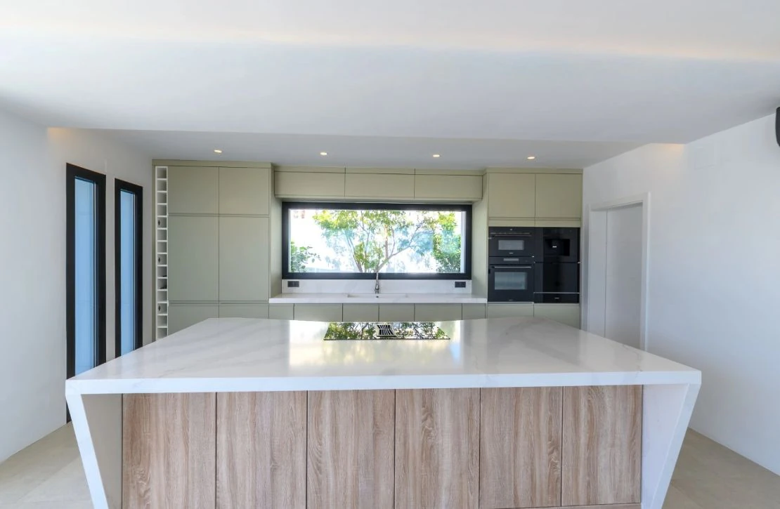 Villa de obra nueva con vistas al mar y piscina con jacuzzi en Moraira