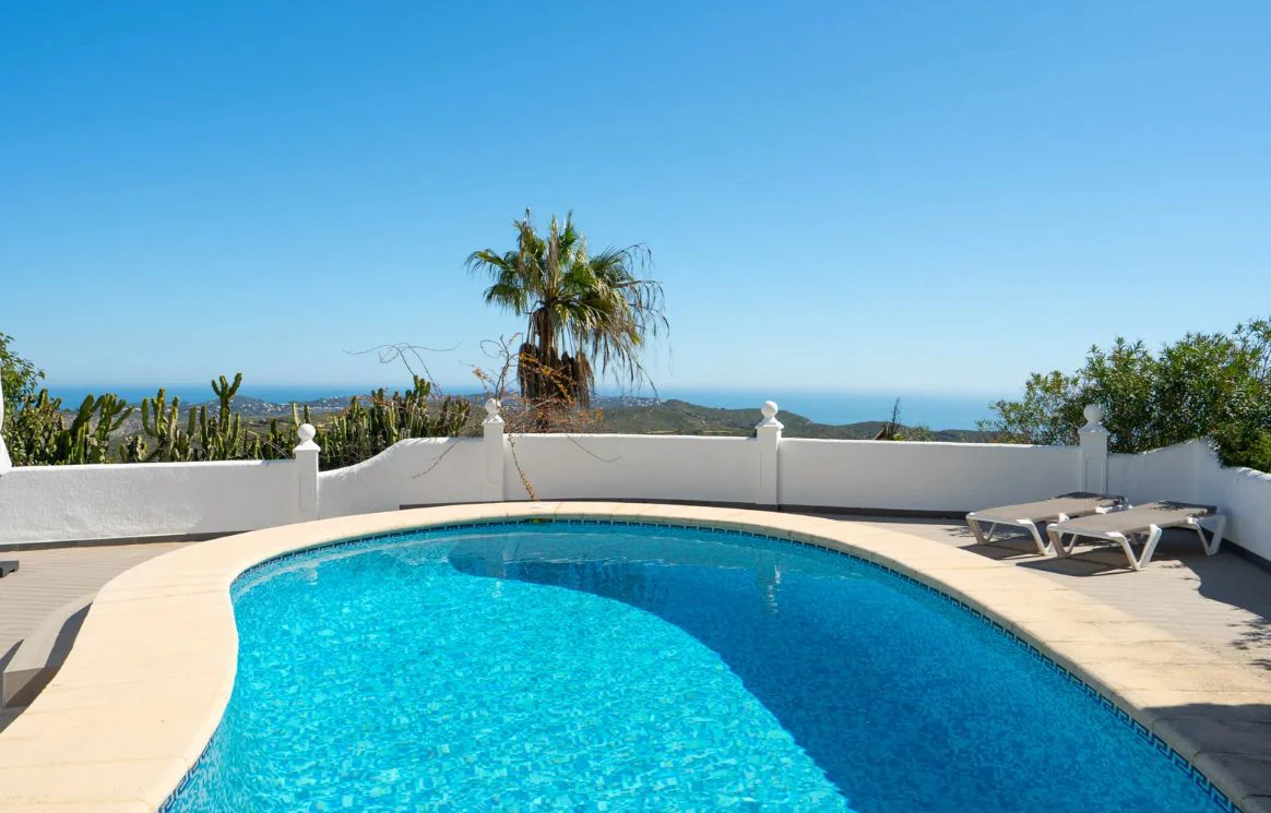 Villa tradicional con vistas panorámicas al mar y piscina climatizada en Cumbre del Sol, Benitachell