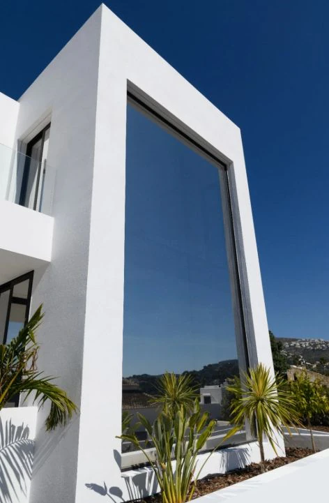 Villa de obra nueva con vistas al mar y piscina con jacuzzi en Moraira