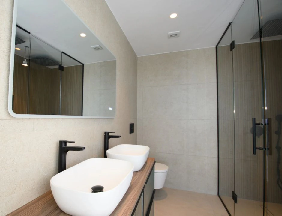 Villa de obra nueva con vistas al mar y piscina con jacuzzi en Moraira