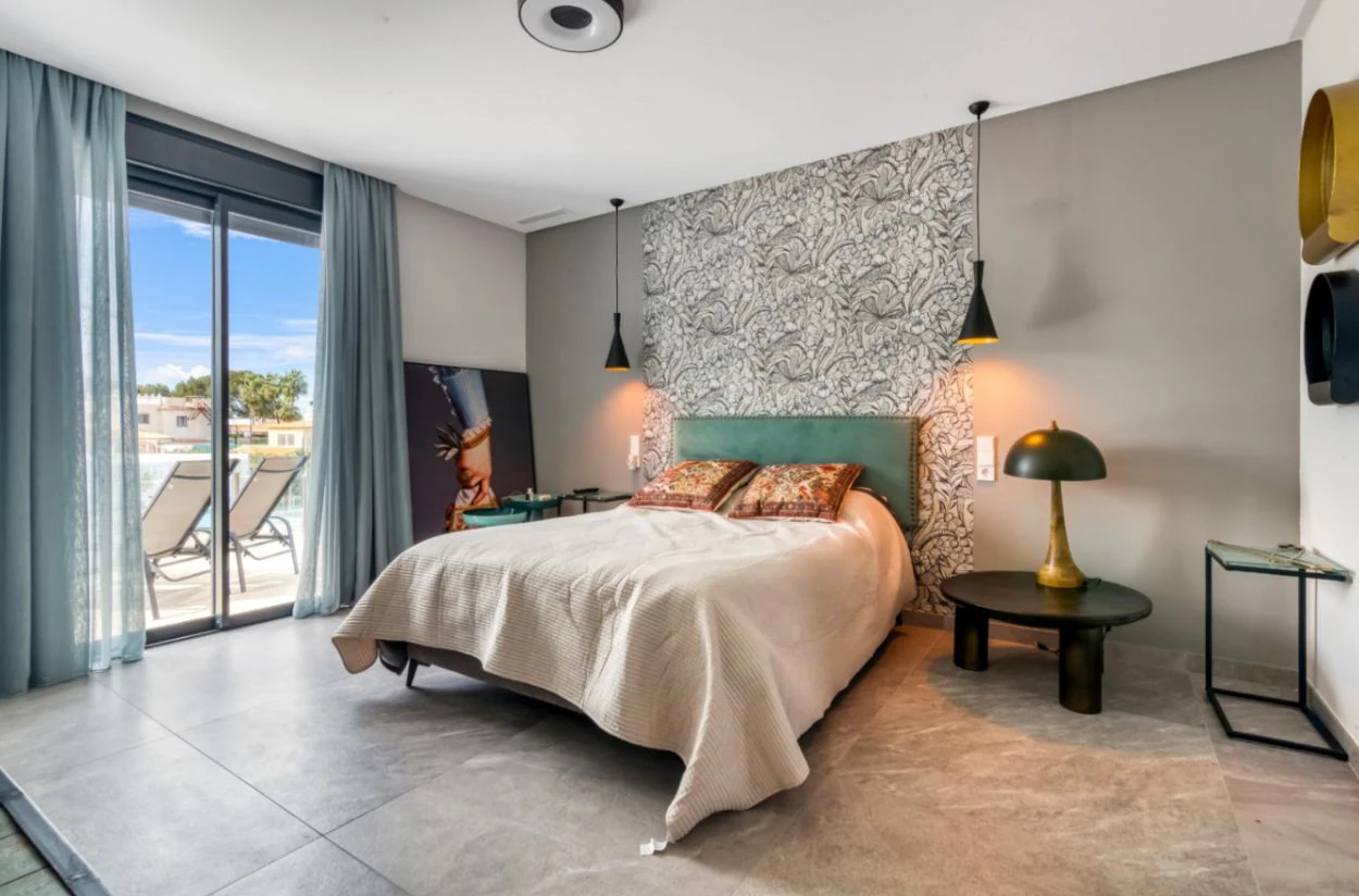 Villa moderna en venta en Dénia con piscina privada, parcela llana y vistas al Montgó