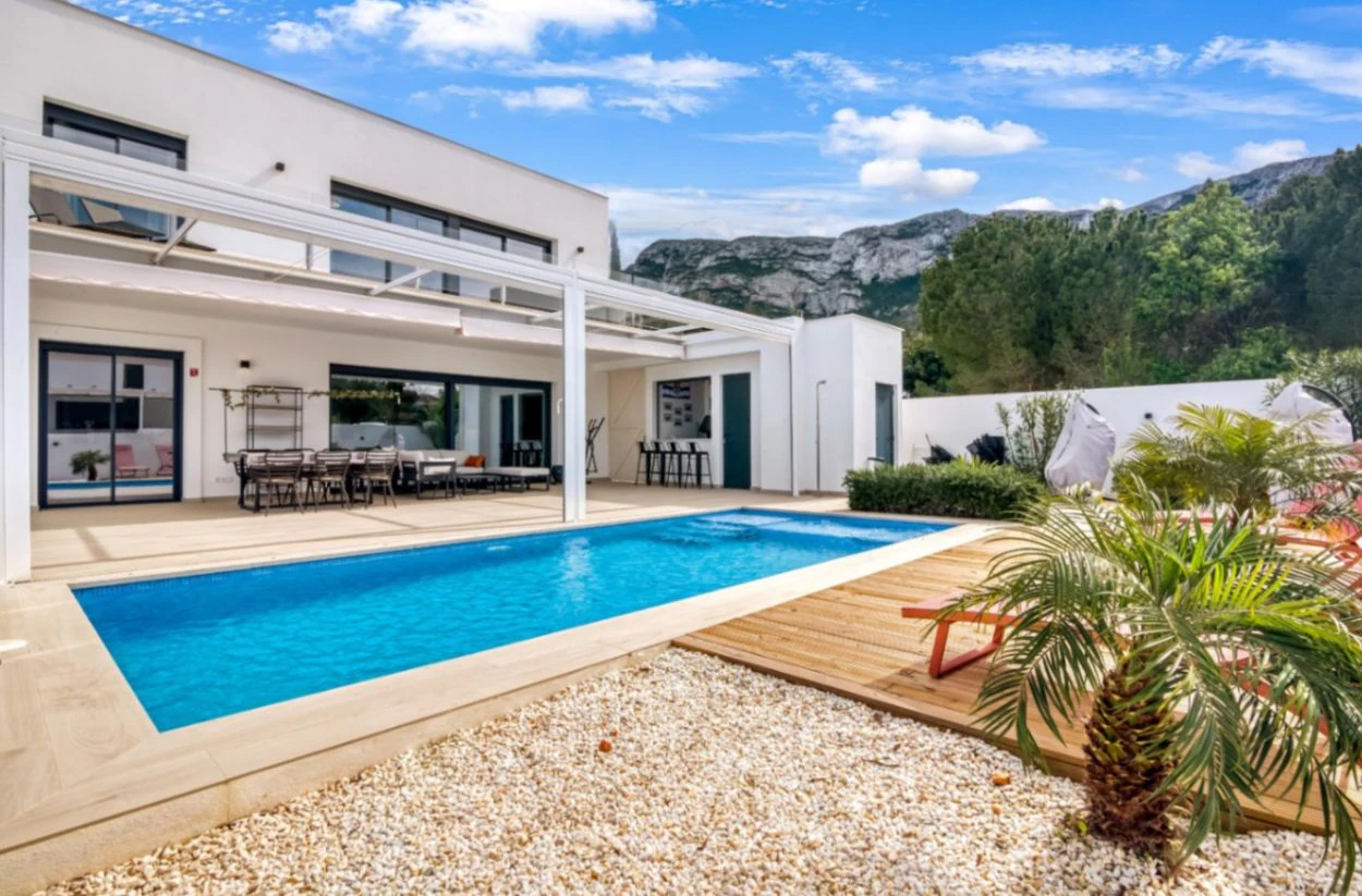 CBHN1303 - Villa moderna en venta en Dénia con piscina privada, parcela llana y vistas al Montgó