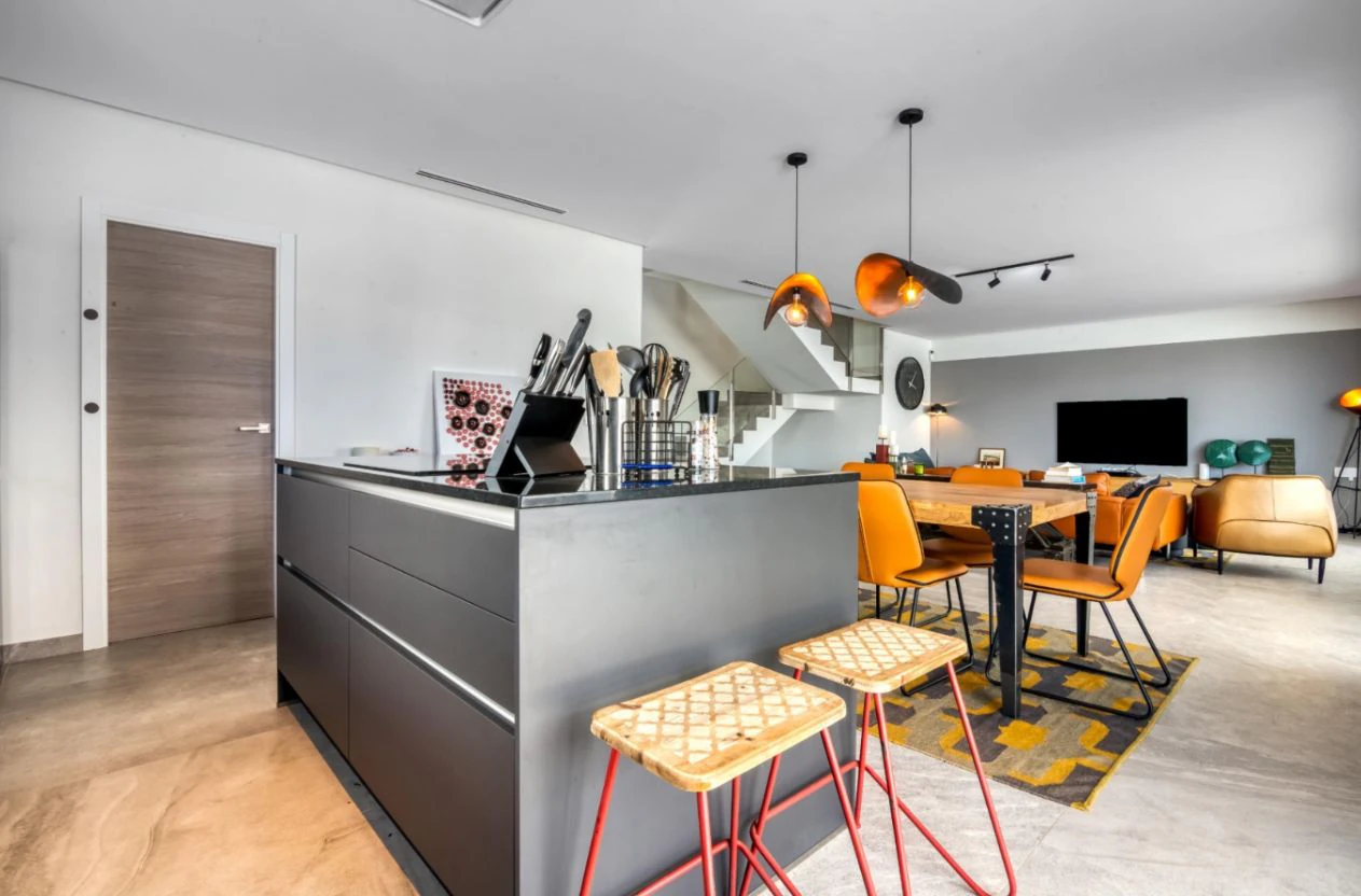 Villa moderna en venta en Dénia con piscina privada, parcela llana y vistas al Montgó