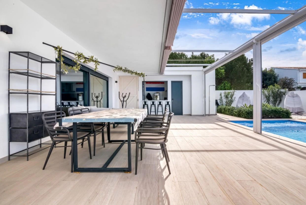 Villa moderna en venta en Dénia con piscina privada, parcela llana y vistas al Montgó